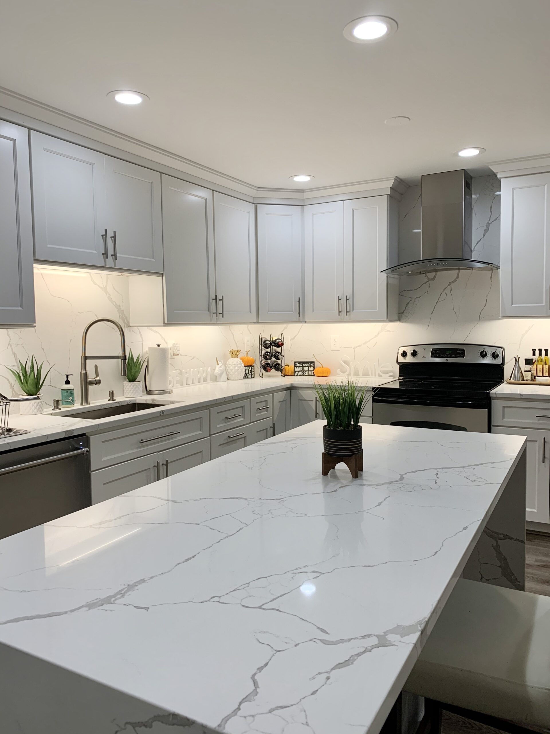 Wolf Classic kitchen with a white veined island, designed by GranitePro